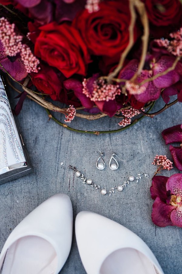 Bracelets de perles et diamants pour compléter votre look de mariage