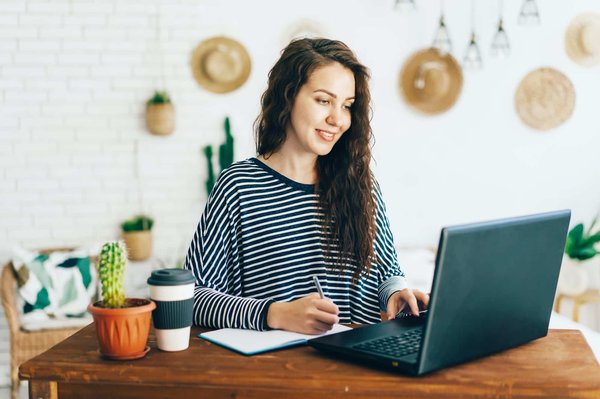 Comment personnaliser son bureau pour refléter sa personnalité et son style de travail ?
