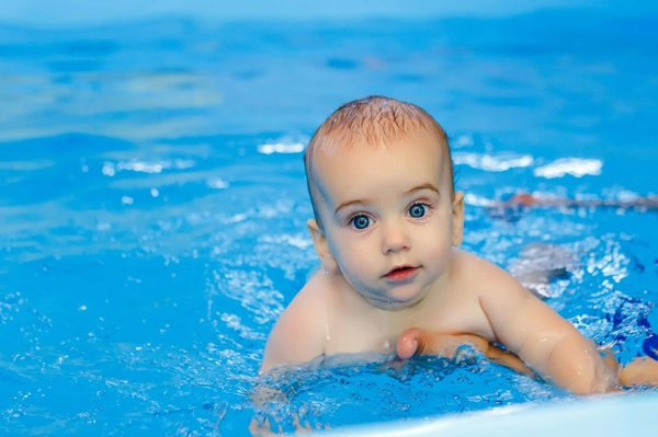 Baignade avec bébé : Connaître les consignes de sécurité