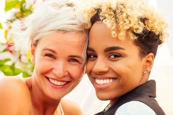 Quel est le rôle du conteur dans la préservation des histoires orales?