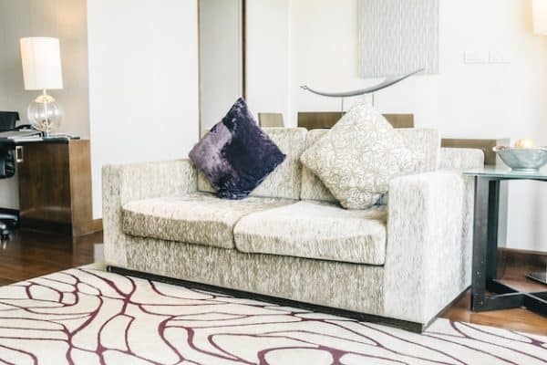 Comment harmoniser son canapé d’angle avec le tapis ?