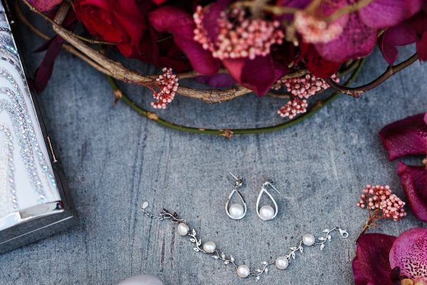 Bracelets de perles et diamants pour compléter votre look de mariage