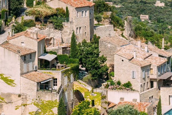 Comment se porte le marché de la location saisonnière en Provence selon Barnes ?