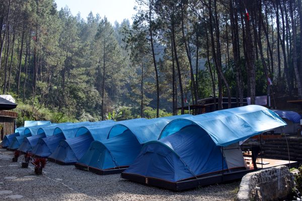 Quels types de logements sont disponibles dans un camping 5 étoiles en Ardèche ?