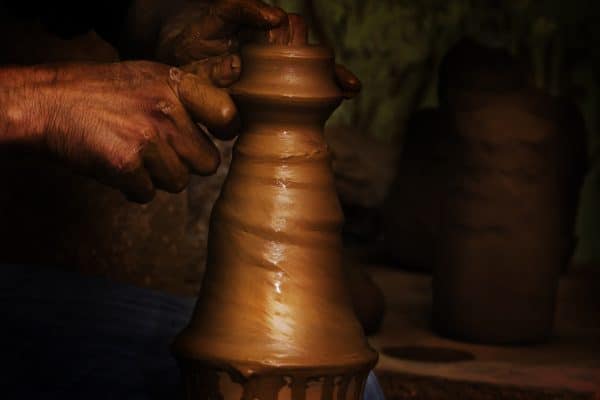 Quels sont les meilleurs exercices pour maîtriser l’art de la poterie sur tour?